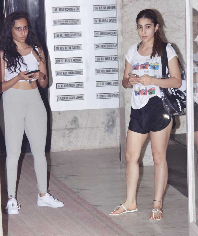 On August 26, Varun Dhawan shared a photograph on his social media handle where he can be seen striking a pose along with choreographer Ganesh Acharya, who he tagged as Masterji and also tagged Coolie No. 1 co-star Sara Ali Khan.
In picture: Sara Ali Khan with celeb fitness expert Namrata Purohit.