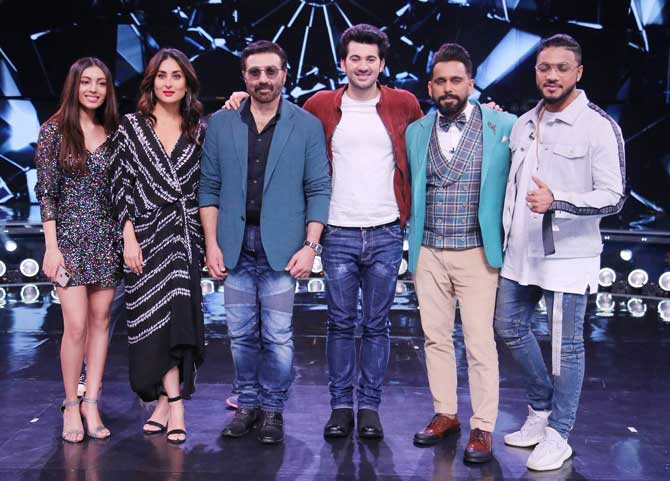 Interestingly, the film's name Pal Pal Dil Ke Paas is taken from a song by Karan's grandfather, Dharmendra's film, Blackmail (1973).
In picture (L to R): Sahher Bambba, Kareena Kapoor Khan, Sunny Deol, Karan Deol, Bosco and Raftaar.