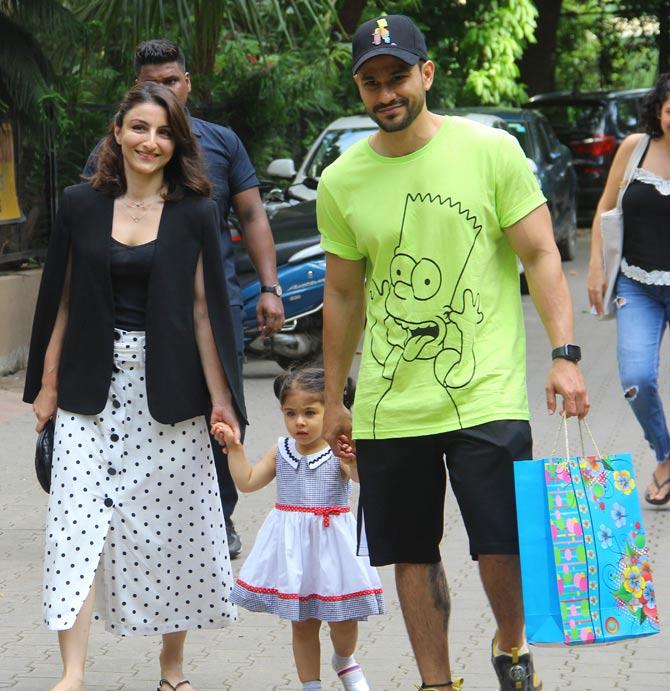 Soha Ali Khan and Kunal Kemmu walked in with their daughter Inaaya Naumi Kemmu at the bash. Soha looked chic in a monochrome dress, Inaaya looked no less than a doll in a monochrome baby dress.