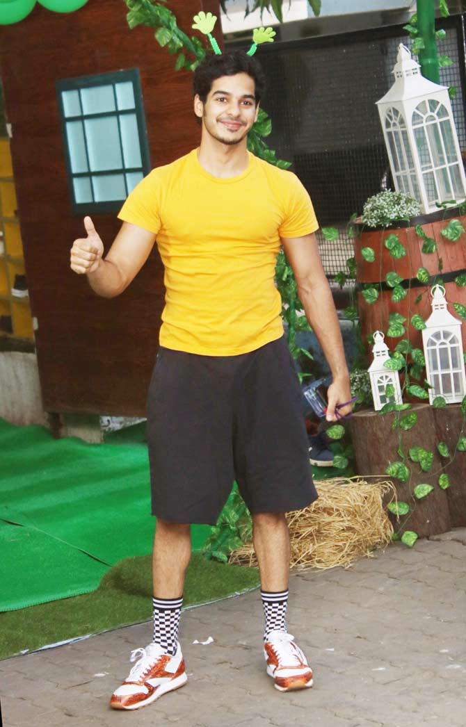 Ishaan Khatter gave a thumbs-up as he walked into Misha Kapoor's birthday celebration hosted in Juhu, Mumbai. The actor showed off his quirky side by opting for a funny headband.