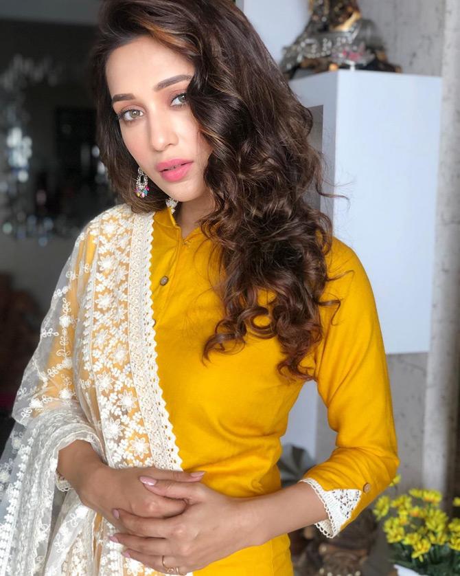 Mimi Chakraborty, who is one of the prominent faces of new age-political leaders, is also one of the most glamorous politicians today. Although Mimi loves all colours, she swears by the colour yellow. From jumpsuits to and ethnic wear to and fashionable workwear, Mimi truly loves the colour yellow.