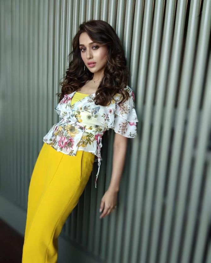 Mimi Chakraborty really knows how to grab the attention of her audience. In the pic, Mimi is seen posing as she looks chic and uber-cool in a white floral top paired with a custom yellow pantsuit. Mimi completes her look with a simple neckpiece, dewy make-up and leaves her long hair open.