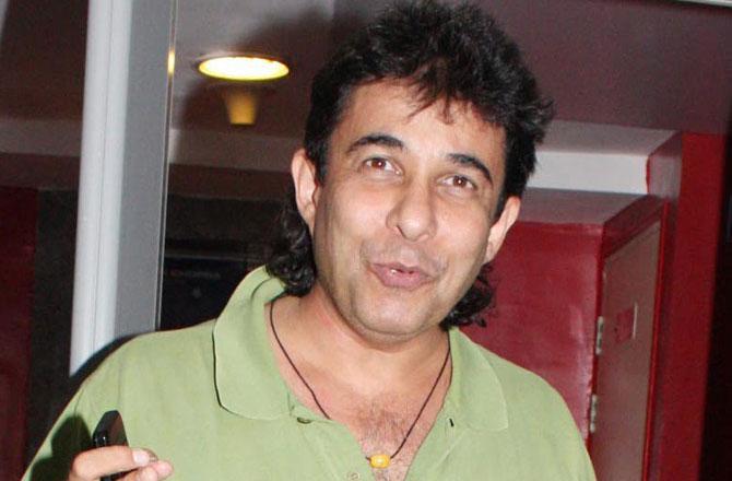 Deepak Tijori: Although he didn't step in the film industry as a lead star, Tijori made a mark with supporting roles in 'Aashiqui' and 'Kabhi Haan Kabhi Naa'. His negative character in 'Jo Jeeta Wohi Sikandar' was also appreciated. But did you know, he starred as a lead actor in Ashutosh Gowariker's debut directorial Pehla Nasha, with Pooja Bhatt and Raveena Tandon?