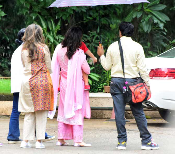Kareena Kapoor Khan and Saif Ali Khan returned from their extended work cum holiday in London last week. The duo was shooting for their respective films in the British capital.
In picture: Kareena Kapoor Khan seen catching with Taimur Ali Khan post her shoot.