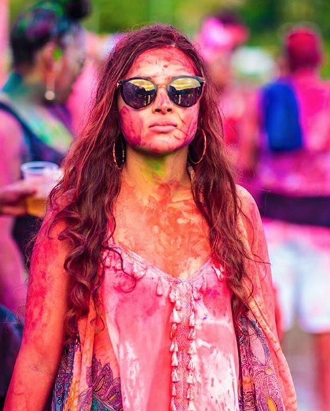 Sakshi Dhoni posted this picture from a Holi party a few years ago. From the picture, we can easily say that MS Dhoni's wife had a fabulous Holi