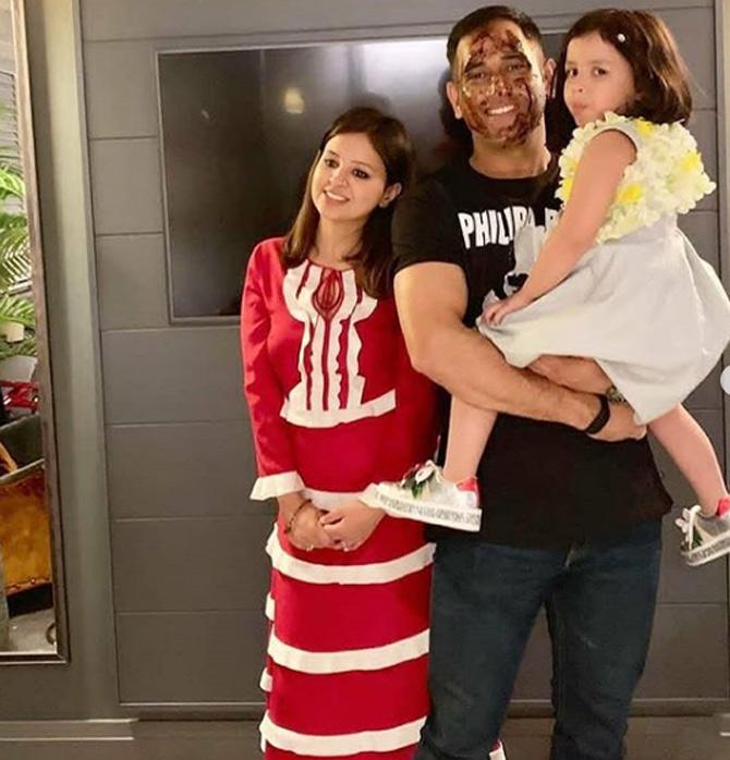 When MS Dhoni turned 38, he brought in his birthday with a night out with close friends and family. Sakshi Dhoni played the perfect host during the birthday party.