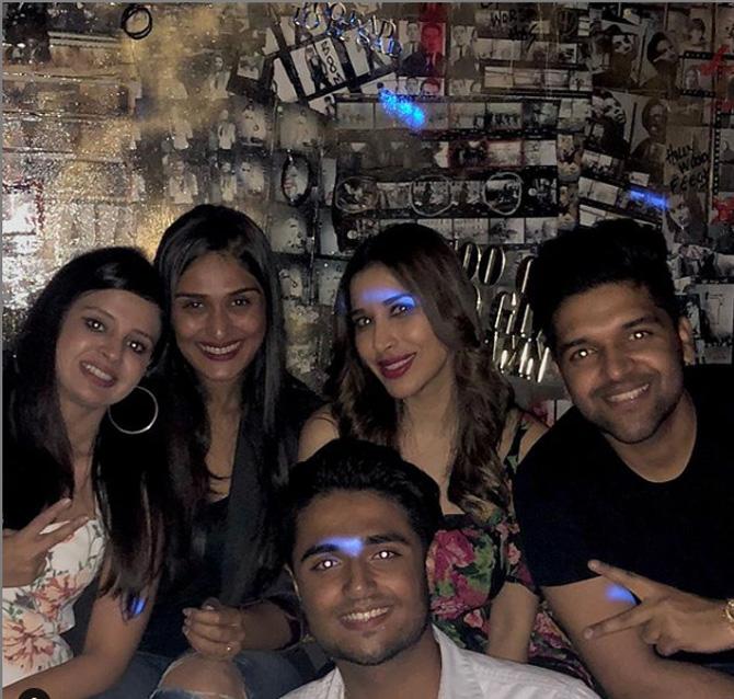 Sakshi Dhoni posted this picture with Kabir Bahia and a few friends and captioned it as, 