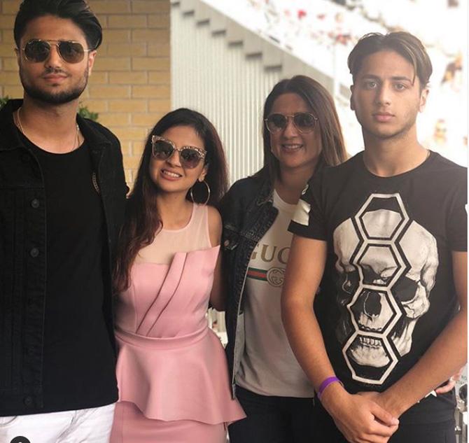 Sakshi Dhoni posted this picture with Kabir Bahiaand his family and captioned it as, 