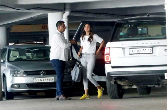 Shilpa Shetty Kundra was also spotted in Bandra. Shilpa sported a casual look in a white tee and denim. The actress will be making her comeback in Bollywood after 13 years with Nikamma.