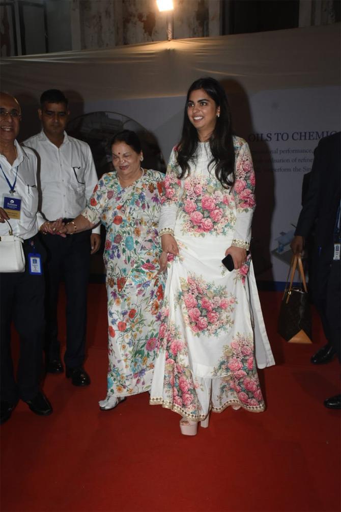 Isha Ambani, who has always made a mark with her chic, glam and fabulous fashion choices and can nail both western and Indian attires with equal ease was snapped by the paparazzi at the 42nd Annual General Meeting (AGM) of Reliance Industries
In pic: Isha Ambani walks in with her grandmother Kokilaben Ambani for the AGM meeting.
