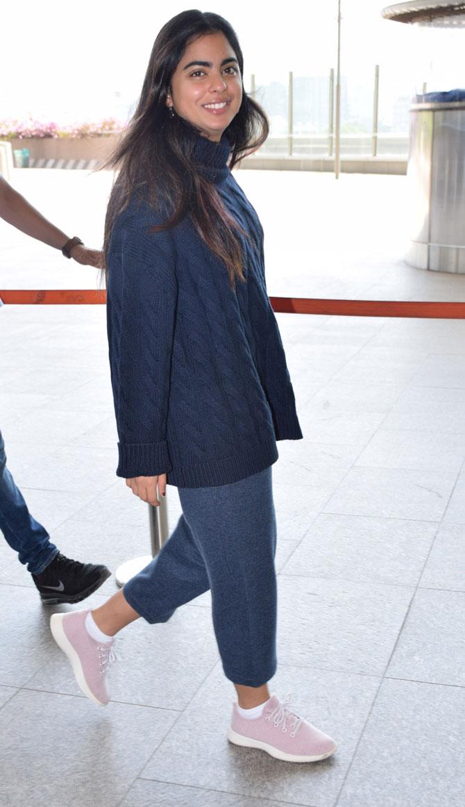 Isha Ambani and her husband Anand Piramal were spotted in their casual best at the Mumbai airport. For her travel, Isha sported a casual look as she wore a navy blue pullover with track pants and trainers