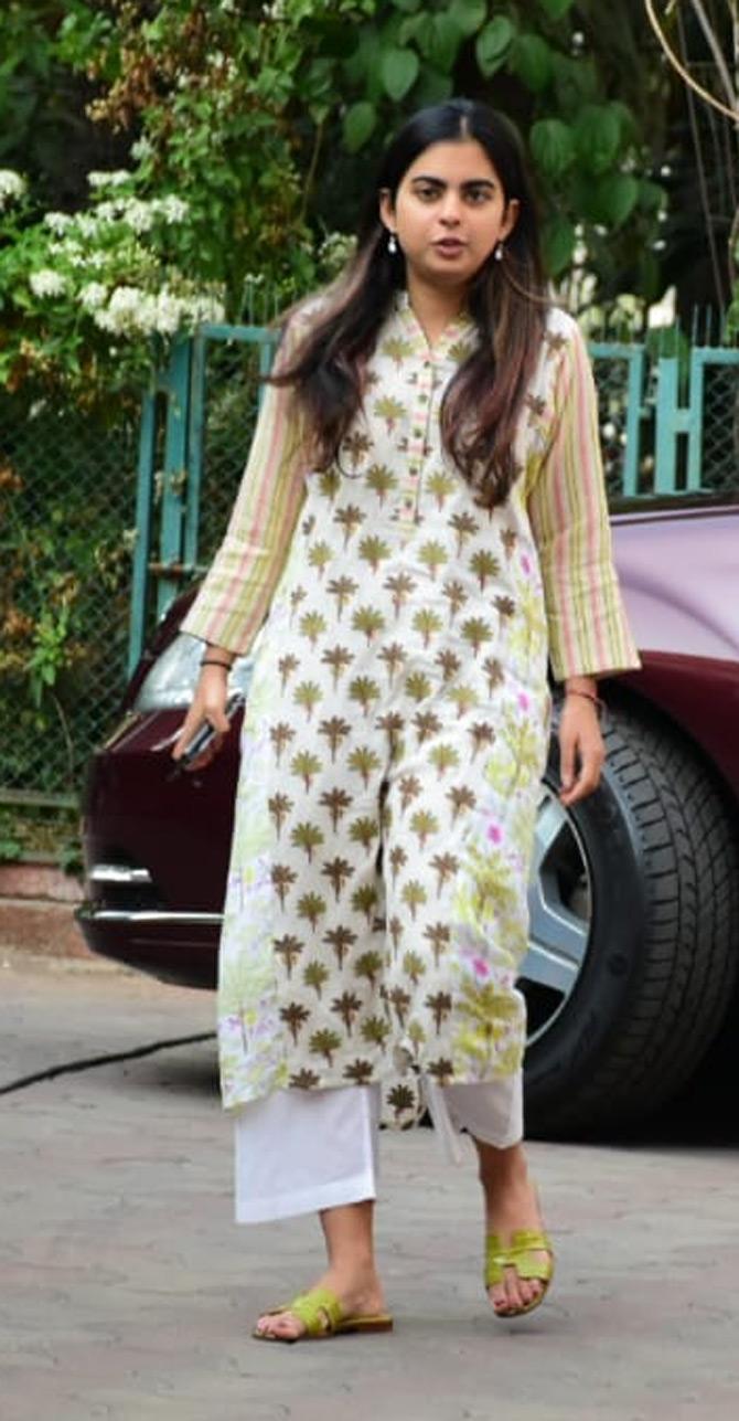 On voting day, Isha Ambani sported a cotton kurta with plain white cropped pants. Isha's long printed kurta proved to be one of the perfect outfits for an outing in the city. Isha complimented her look with bright green footwear which was a perfect blend with her multi-coloured kurta. She accentuated her look with minimal make-up, drop-down earrings and left her long wavy hair open