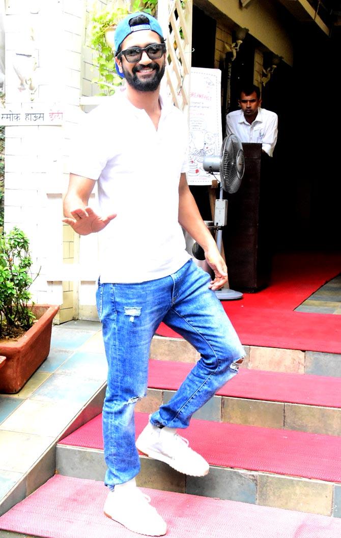 Vicky Kaushal was also spotted at his casual best in Bandra, Mumbai. Vicky sported a white shirt, paired with basic denim and sneakers for the outing.