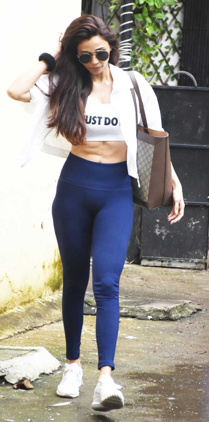 Daisy Shah was snapped flaunting her abs when clicked by the shutterbugs in Bandra, Mumbai. The actress opted for blue yoga pants, paired with a white sports bra and a white shirt for the outing. All pictures/Yogen Shah