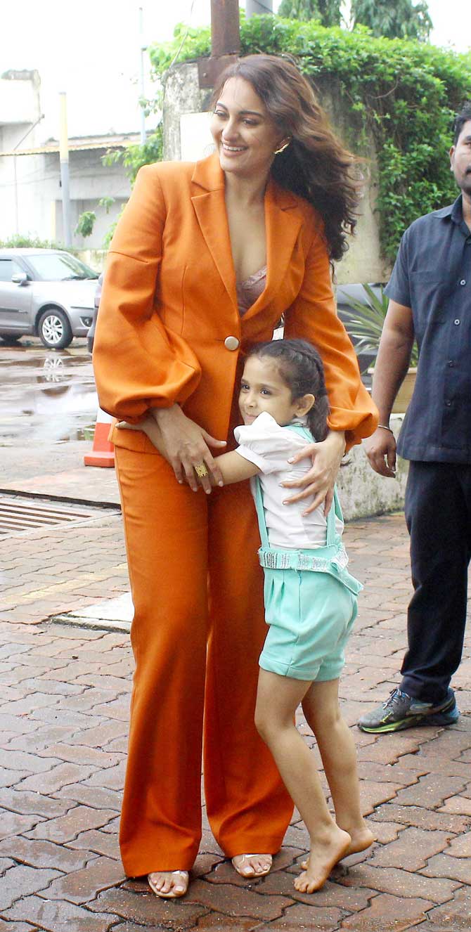 Sonakshi Sinha engaged in playful banter with her young fan. For the event, Sonakshi looked mesmerising in her orange pantsuit. In Mission Mangal, Sonakshi will be seen playing an independent scientist who knows innovation at its best.