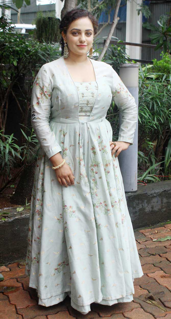 Nithya Menen graced the show in her beautiful grey dress. Nithya, who has established herself as a leading actress in South India will be making her Hindi debut with the movie. She will be seen playing the role of Varsha Pillai, the woman behind the name M.O.M: Mars Orbiter Mission.