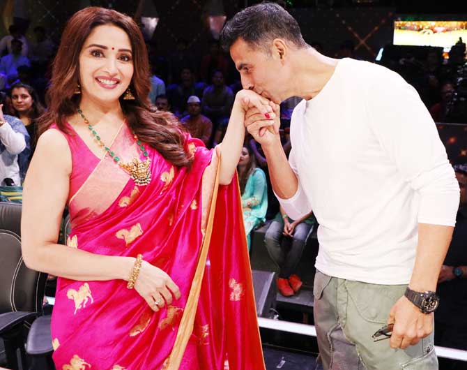 Akshay Kumar was too happy to be reunited with her Dil Toh Pagal Hain co-star Madhuri Dixit (evident from the picture). For the promotions, Akshay opted for a white sweatshirt which he paired with cargo pants. While Madhuri looked stunning in her pink saree, which she teamed up with a temple neckpiece.