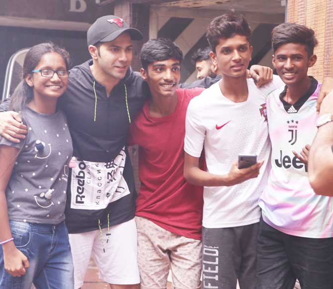 After finishing shooting for Street Dancer 3D, Varun is now all set to get into a comic avatar for the remake of Coolie No.1. Varun on Tuesday took to social media and shared a BTS video in which he can be seen getting ready for his character Raju.
In picture: Varun Dhawan poses with fans outside his gym in Juhu.