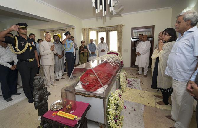 Prominent politicians and leaders across parties visited the residence of Sushma Swaraj to offer their condolences and pay their last respects to one of the most dynamic leaders of the nation. President of India, Ram Nath Kovind was one of the first visitors to pay tribute to the late Sushma Swaraj.