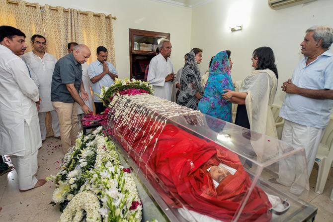 In Pic: Delhi Chief Minister Arvind Kejriwal and Deputy Chief Minister Manish Sisodia pay their last respects to former external affairs minister Sushma Swaraj at her residence in New Delhi.