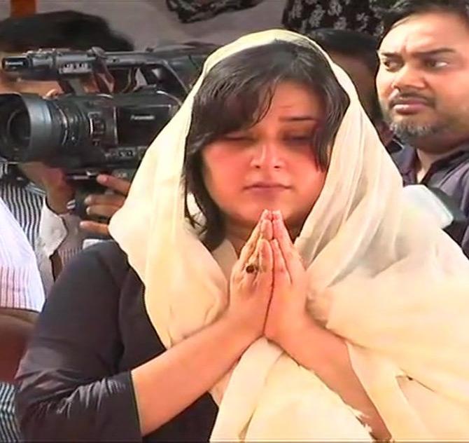 In pic: Sushma Swaraj's daughter Bansuri Swaraj gets emotional as she performs the last rites of her mother and BJP leader, late Sushma Swaraj.
