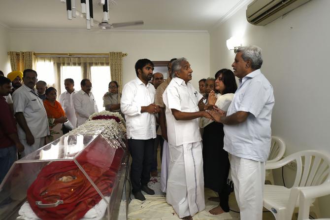 In pic: Former chief minister of Kerala, Oommen Chandy expresses his condolences to Swaraj Kaushal and Bansuri Kaushal, husband and daughter of the former external affairs minister Sushma Swaraj at her residence in New Delhi.