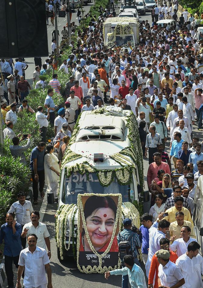 Thousand of BJP workers joined the convoy carrying the mortal remains of former external affairs minister, late Sushma Swaraj as it was on its way to the Lodhi crematorium for her the final rites in New Delhi.