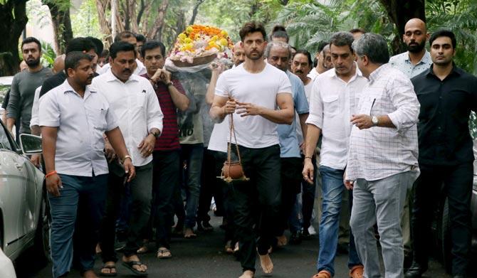 Earlier in the day, Amitabh Bachchan and Dharmendra came in to offer their last respects to J Om Prakash at his residence in Juhu. The filmmaker passed away at 8 am on August 7, 2019.
In picture: Hrithik Roshan and Rakesh Roshan at J Om Prakash's last rites.