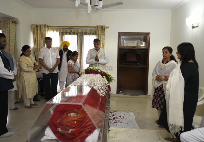 Nobel Laureate Kailash Satyarthi pays homage to the mortal remains of former external affairs minister, late Sushma Swaraj at her residence in New Delhi.