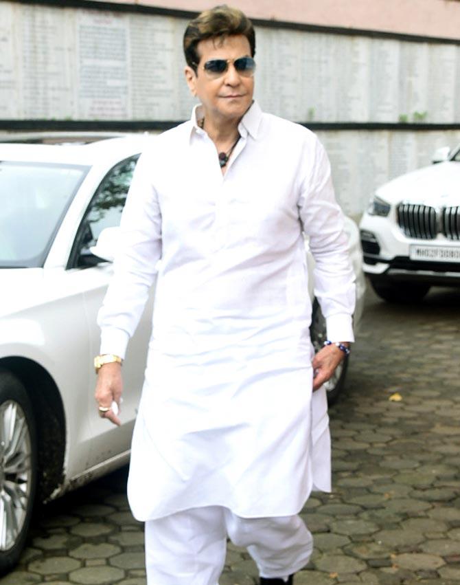 Veteran actor Jeetendra also came in to pay his respects to filmmaker J Om Prakash at the Vile Parle crematorium.