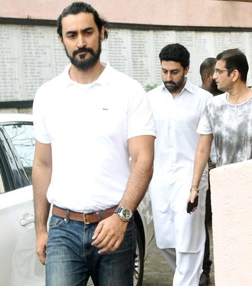 Kunal Kapoor arrives to offer his condolence to Hrithik Roshan and family at J Om Prakash's last rites at a crematorium in Vile Parle.