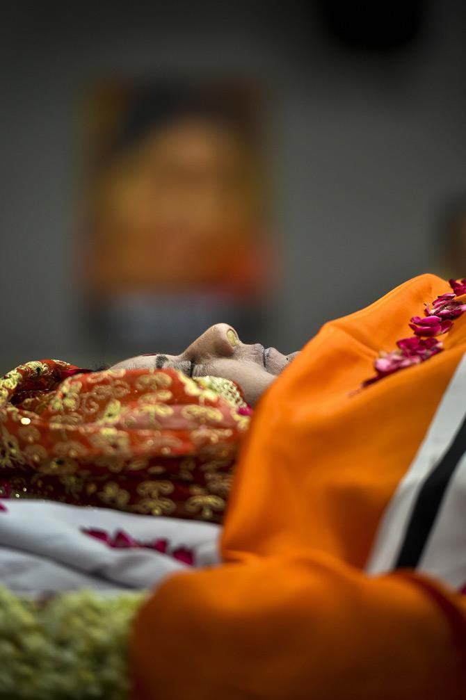 Former Minister of External Affairs and veteran BJP leader Sushma Swaraj passed away on August 6, 2019, after suffering a cardiac arrest. Swaraj, who was regarded as one of the most dynamic politicians in the country was 67 years old and is survived by her husband and daughter. The politician was cremated with state honours at Lodhi crematorium in New Delhi.