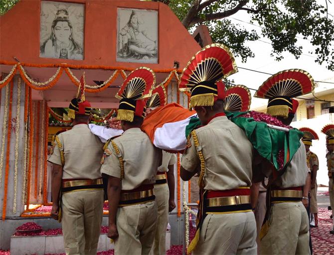 Police personnel carry the mortal remains of former external affairs minister and BJP leader, late Sushma Swaraj for the last rites at Lodhi crematorium in New Delhi. Pic/Pallav Paliwal