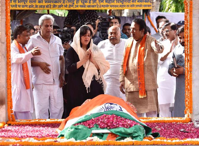 Bansuri Swaraj, daughter of former External Affairs Minister Sushma Swaraj performed the final rites of her mother and late BJP leader Sushma Swaraj as Swaraj Kaushal, husband of Sushma Swaraj got emotional. Pic/Pallav Paliwal