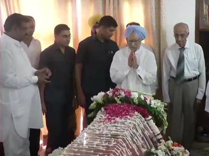 Former Prime Minister of India and Congress leader Dr. Manmohan Singh pays his last respects to former External Affairs Minister and BJP leader, late Sushma Swaraj.