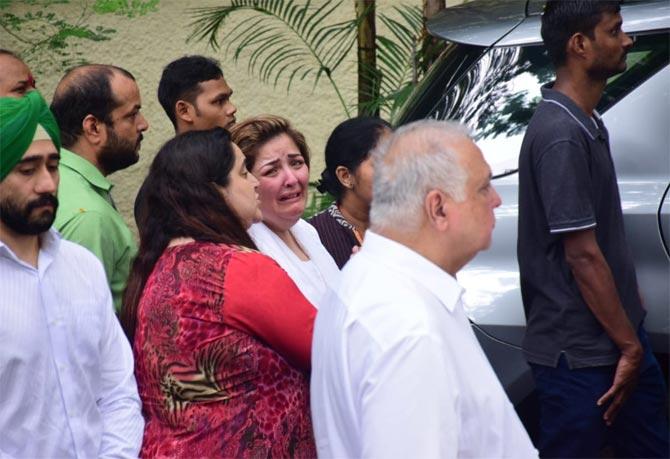Hrithik Roshan's sister Suniana Roshan was tearful as she bid adieu to her maternal grandfather J Om Prakash.