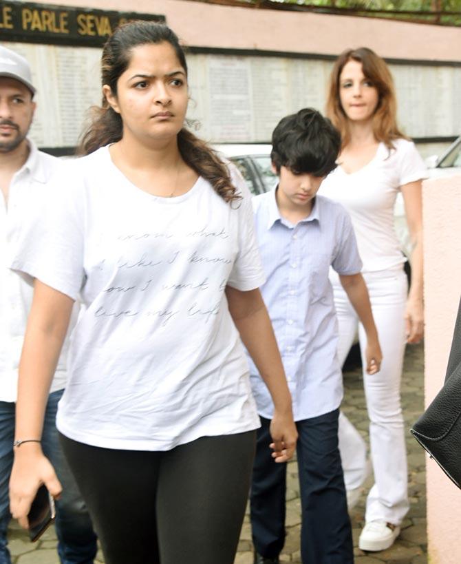 Sussanne Khan also came in to pay her last respects to J Om Prakash at his last rites in Vile Parle. Sussanne came in with her sons Hridhaan and Hrehaan Roshan.