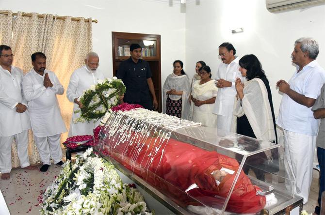 Prime Minister Narendra Modi pays homage to the mortal remains of the late Sushma Swaraj as Vice President Venkaiah Naidu offers his condolences to the family members of the late Sushma Swaraj at her residence in New Delhi. Pic Courtesy/PIB