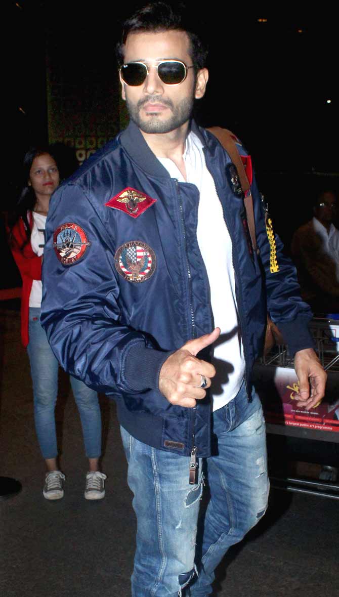 Karan Tacker gave the shutterbugs a thumbs up when clicked at the Mumbai airport.