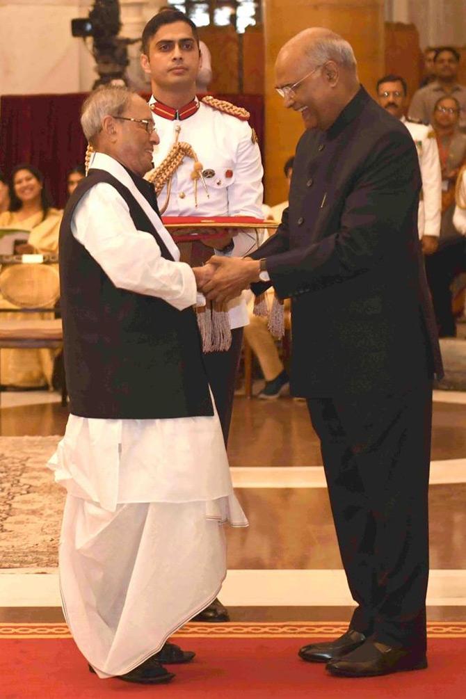 Till date, 48 eminent personalities have been conferred with the Bharat Ratna so far including former president Pranab Mukherjee, Bhupen Hazarika, and Nanaji Deshmukh.
In pic: With a bright smile on his face, former president Pranab Mukherjee humbly accepts the Bharat Ratna from President Ram Nath Kovind.