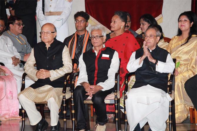 On August 8, 2019, in a grand ceremony held at the Rashtrapati Bhavan in New Delhi, President Ram Nath Kovind felicitated former President Pranab Mukherjee, late Bharatiya Jana Sangh leader Nanaji Deshmukh and late singer Bhupen Hazarika with Bharat Ratna, the country's highest civilian award.
In pic: Former President Pranab Mukherjee with Hazarika's son Tej Hazarika and Vikramjeet Singh, a close relative of Nanaji Deshmukh.
