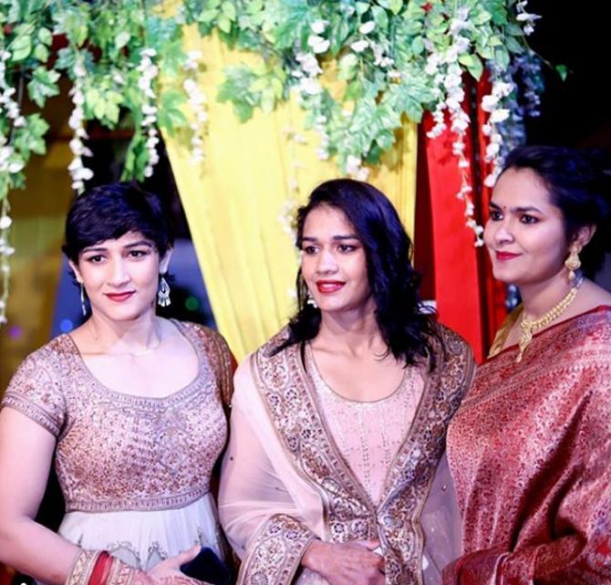 Sangeeta Phogat has five sisters, all of whom are national and international level wrestlers. The other Phogat sisters are Geeta, Babita, Priyanka, Ritu and Vinesh.
Sangeeta Phogat posted this picture and wrote, 