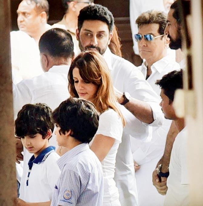 Abhishek Bachchan, Jeetendra, and  Sussanne Khan with kids Hrehaan and Hridhaan. Pics/Sameer Markande, Yogen Shah