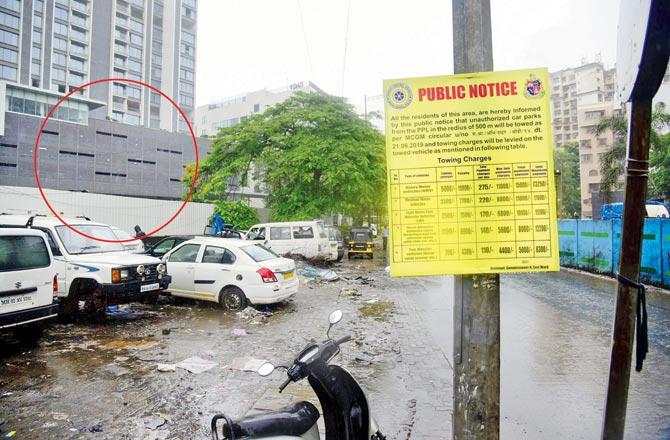 The designated pay and park lot at Club Aquaria lies empty (circled), but the road continues to be home to tourist buses and autorickshaws. Pics/Sameer Markande 