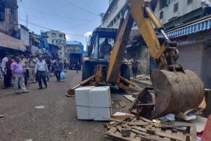 BMC takes action against illegal shops near Crawford Market