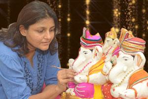 Gold medalist sculptor makes eco-friendly Ganesha idols