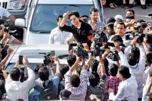 Fans throng Bandra station for a glimpse of Shah Rukh Khan
