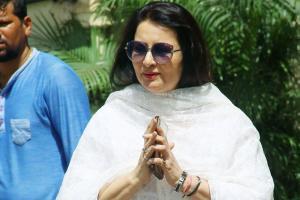 Gulzar, Poonam Dhillon and others pay last respects to Khayyam at his Juhu home