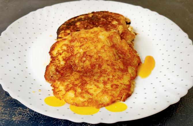 Pancakes with vanilla essence and honey by Winne Chopra