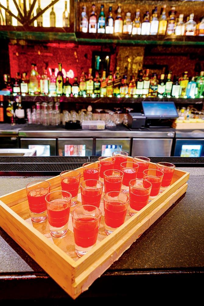 Shots tray for games